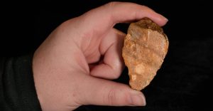 Herramienta de piedra excavada en Calio, Sulawesi, de hace más de 1,04 millones de años. Foto: M.W. Moore / Universidad de Nueva Inglaterra