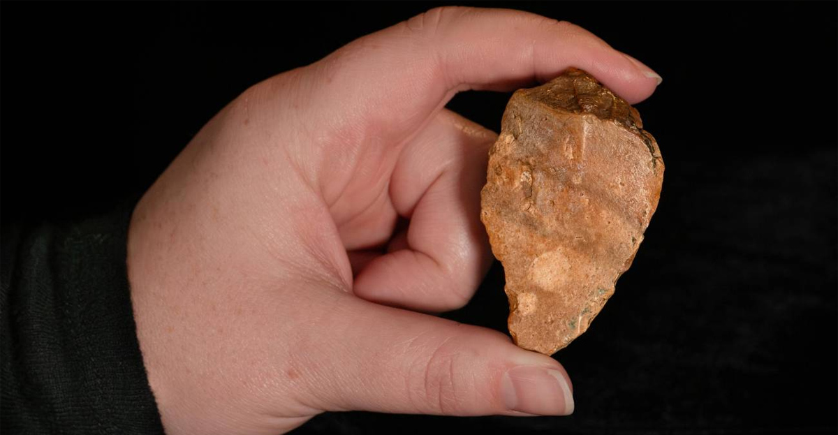 Herramienta de piedra excavada en Calio, Sulawesi, de hace más de 1,04 millones de años. Foto: M.W. Moore / Universidad de Nueva Inglaterra