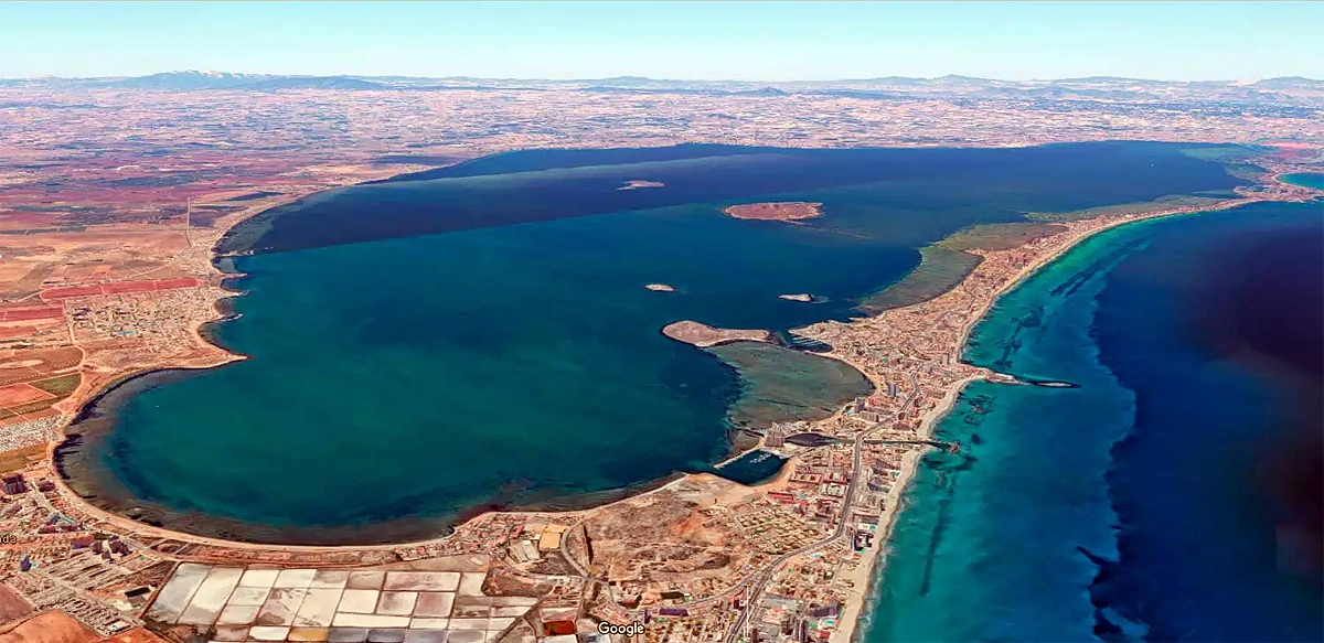 EL Mar Menor es la laguna salada más grande de Europa. Imagen: Google Earth