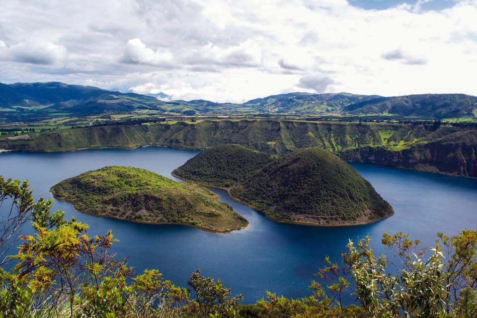 Domos de las islas Yerovi (izquierda ) y Wolf (derecha)