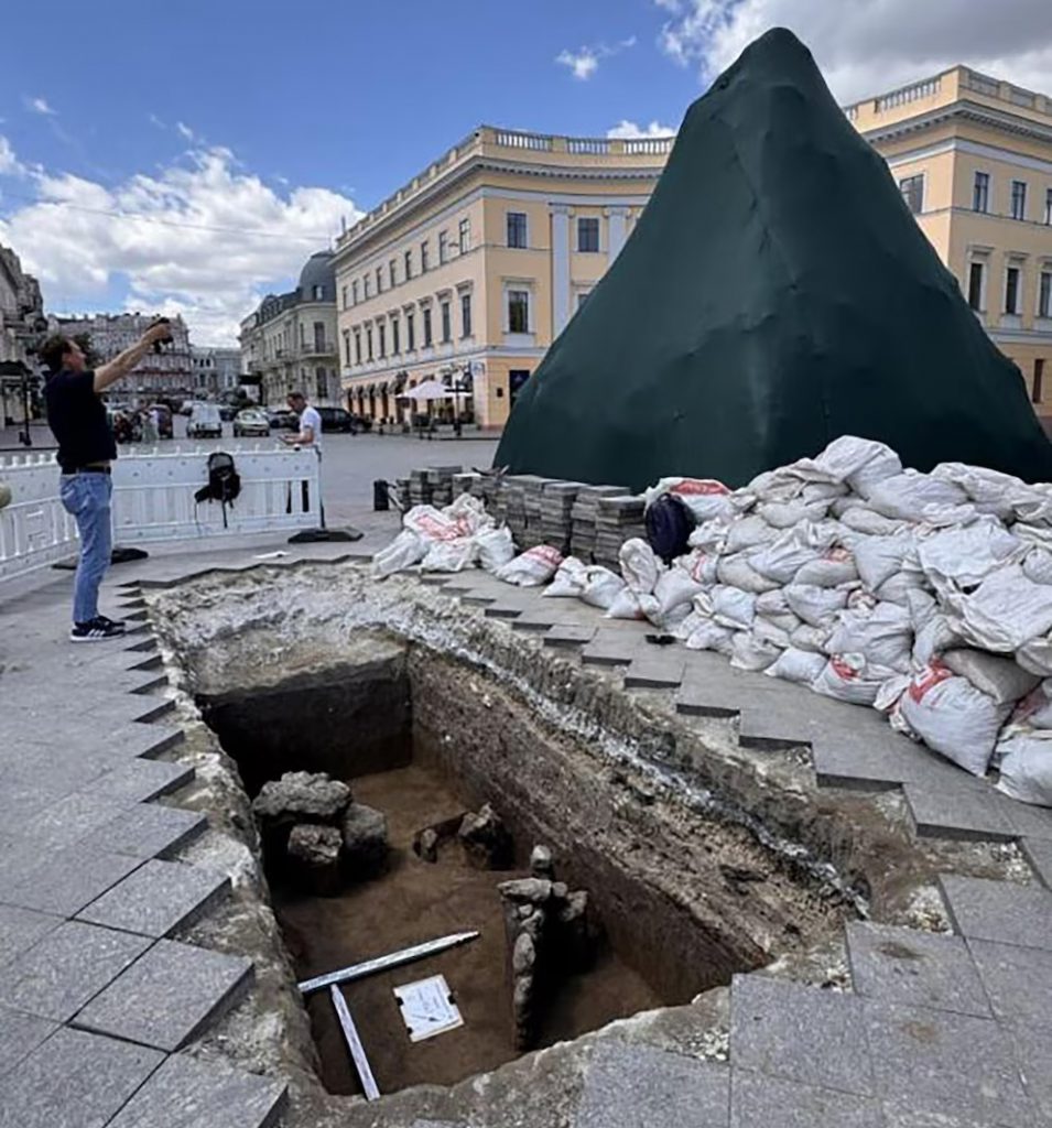 Las excavaciones se realizaron junto a la estatua de bronce del duque de Richelieu, quien transformó Odesa a principios del siglo XIX. Foto: Universidad Pedagógica Nacional del Sur de Ucrania