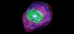 Estrellas jóvenes y brillantes se encuentran en la galaxia e ionizan el gas. El color verde indica oxígeno ionizado detectado por ALMA, el púrpura muestra la distribución del hidrógeno ionizado detectado por el telescopio Subaru.