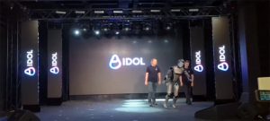 Robot Aidol cae en el escenario. Imagen: X