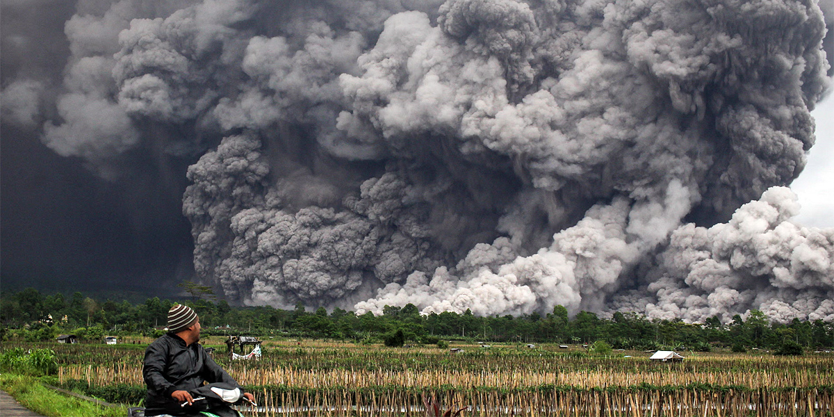 Columna de ceniza del Monte Semeru, Lumajang, East Java. Foto: Agus Harianto / AFP / Getty Images