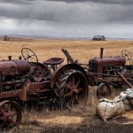 La URSS produjo miles de tractores pero las cosechas fueron malas debido a mala asignación de recursos, había tractores pero no combustible ni partes o transportes.